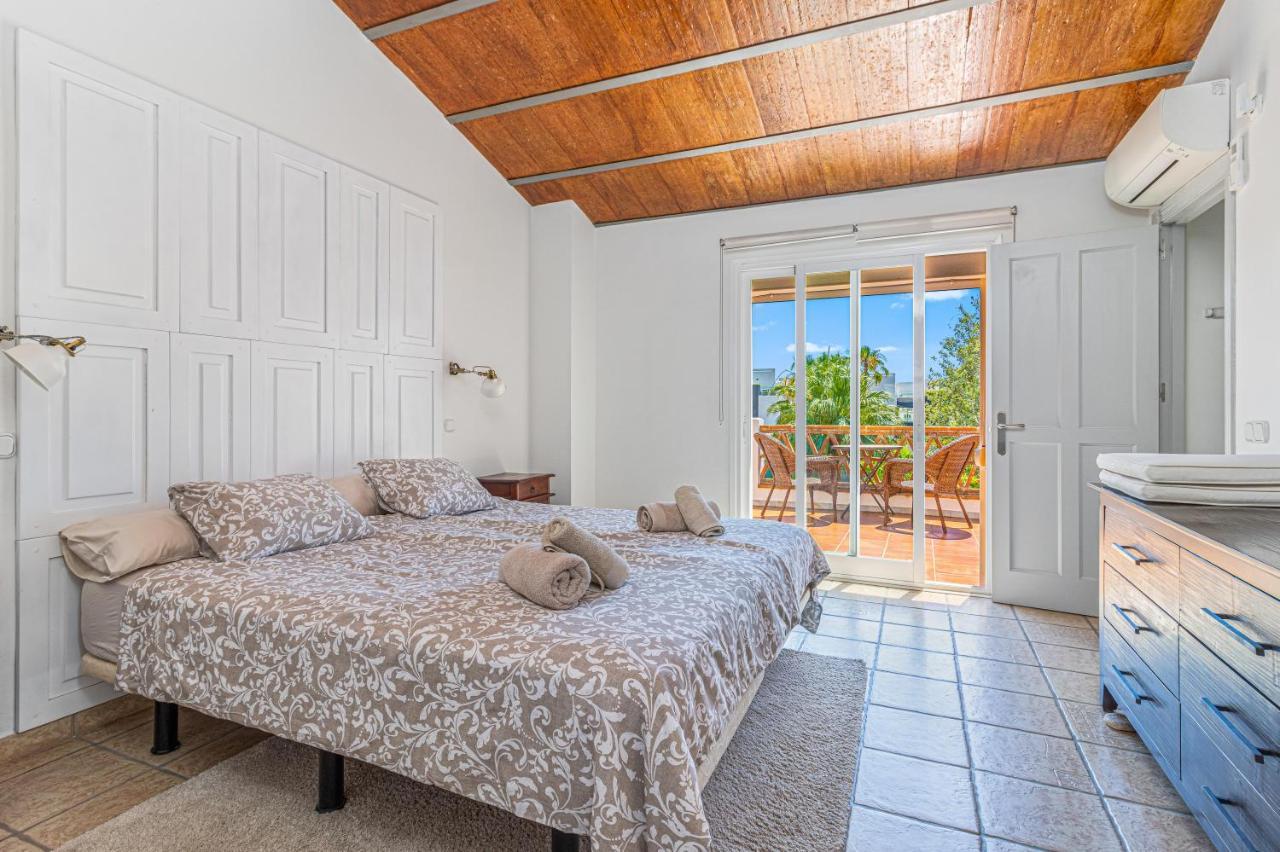 Spacious Beachfront Town House In Estepona With Fully Equipped Kitchen, Pools, Garden, Sea View Exterior foto