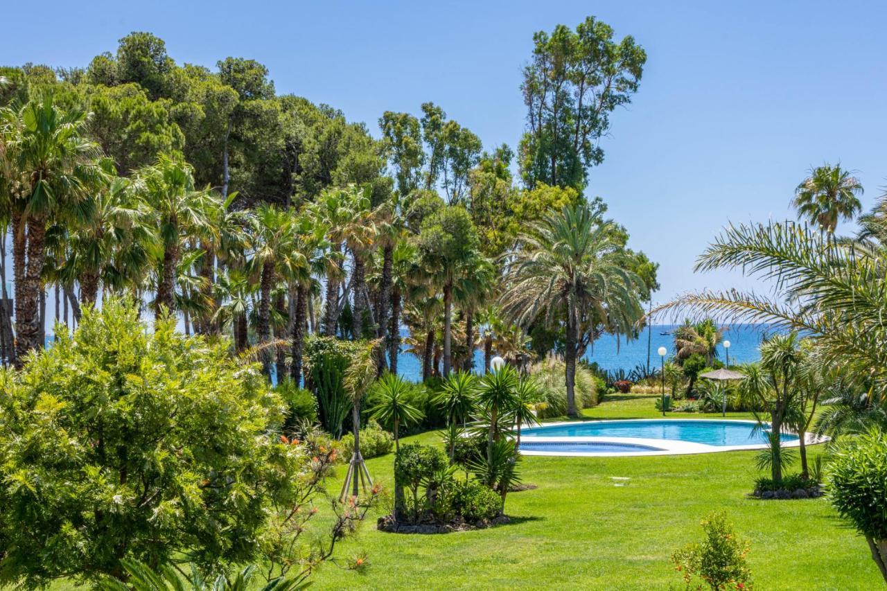 Spacious Beachfront Town House In Estepona With Fully Equipped Kitchen, Pools, Garden, Sea View Exterior foto