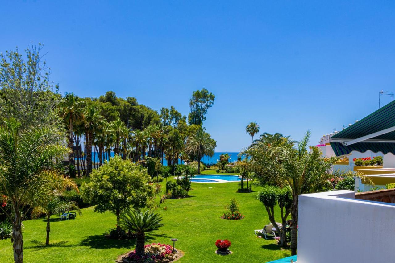 Spacious Beachfront Town House In Estepona With Fully Equipped Kitchen, Pools, Garden, Sea View Exterior foto