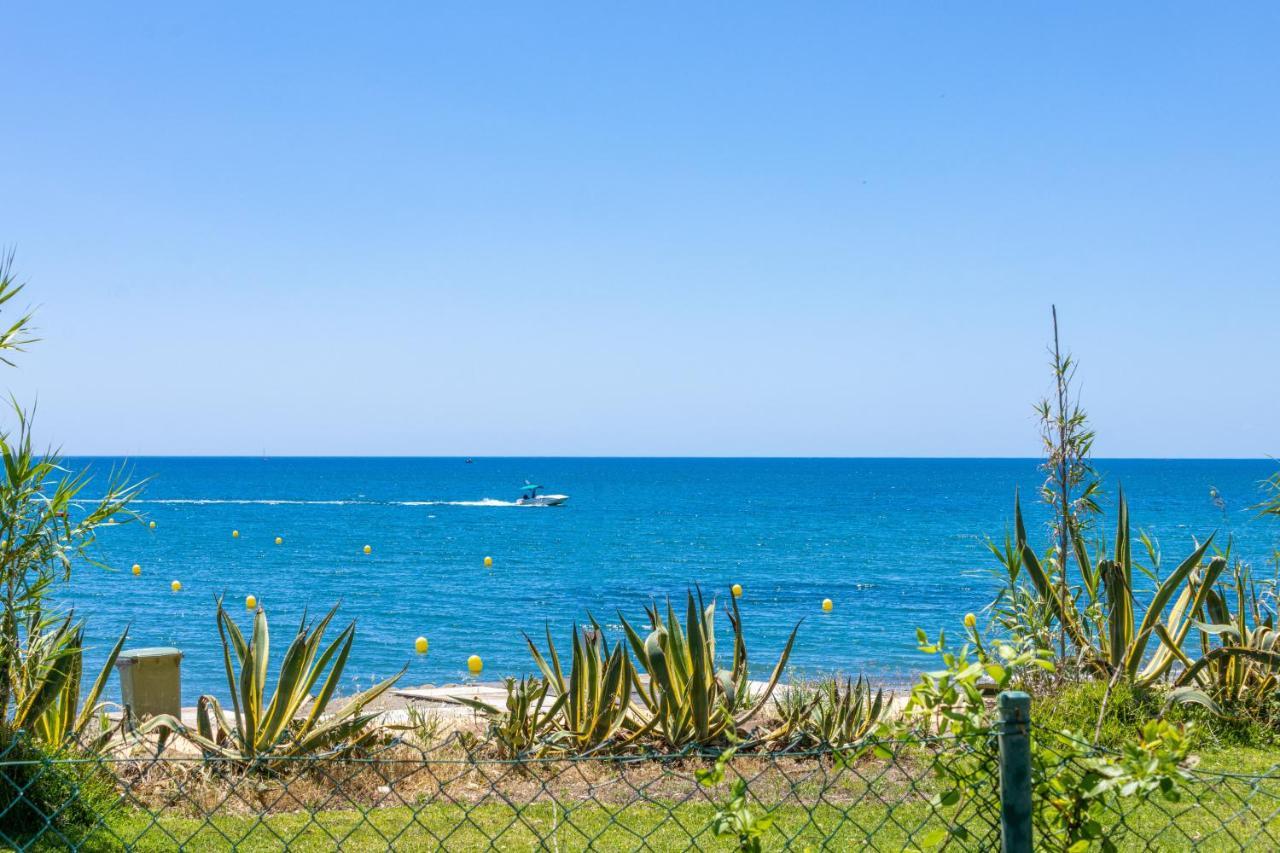 Spacious Beachfront Town House In Estepona With Fully Equipped Kitchen, Pools, Garden, Sea View Exterior foto